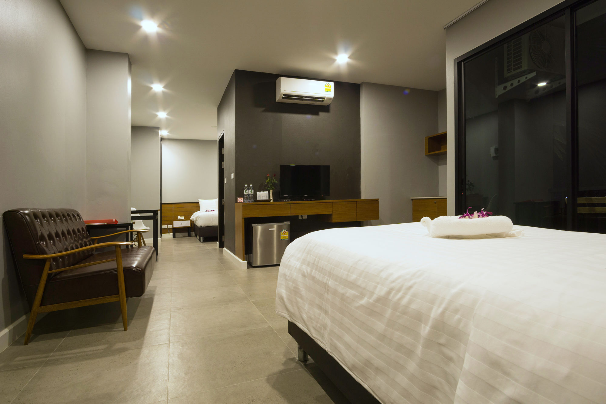 C Cha-Am Hotel Buitenkant foto